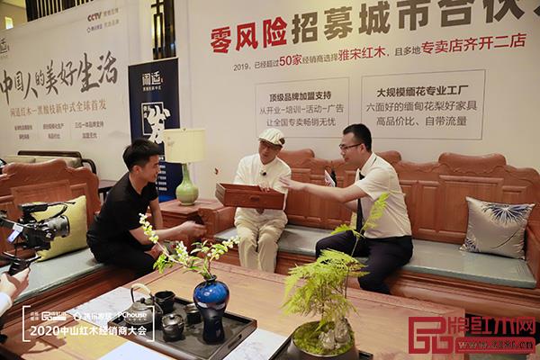 國務(wù)院特殊津貼專家、清華大學(xué)家具設(shè)計(jì)高研班講座教授、意大利米蘭多莫斯設(shè)計(jì)學(xué)院訪問學(xué)者、當(dāng)代中式美學(xué)生活方式研究學(xué)者彭亮（中）從美學(xué)角度為觀眾介紹雅宋產(chǎn)品