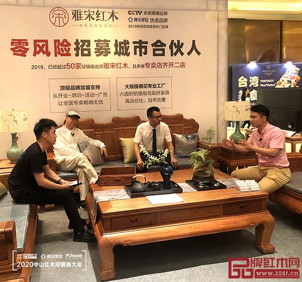 全聯(lián)藝術(shù)紅木家具專業(yè)委員會執(zhí)行會長、紅木資深媒體人、騰訊家居紅木、品牌紅木總編林偉華（右）在直播中講述雅宋紅木的品牌優(yōu)勢