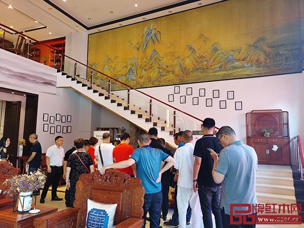 經(jīng)銷商們走進(jìn)雅宋紅木展廳，零距離感受雅宋紅木“六面好”的精品工藝