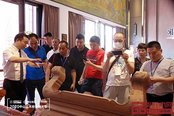 經(jīng)銷商們走進(jìn)雅宋紅木展廳，零距離感受雅宋紅木“六面好”的精品工藝
