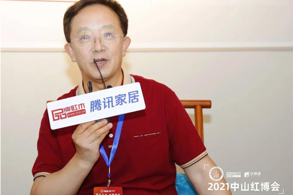 全聯(lián)藝術(shù)紅木家具專業(yè)委員會專家顧問、華南農(nóng)業(yè)大學(xué)博士生導(dǎo)師李凱夫表達(dá)了對雅宋紅木六面好產(chǎn)品的高度認(rèn)可